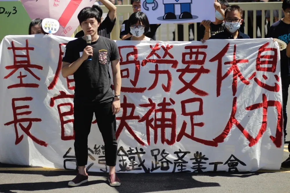 除夕抗議喊千來百　台鐵漠視勞權「有人抗議有人加班」