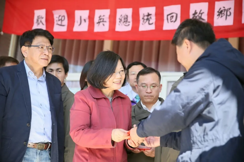 返屏東老家發紅包　小英：感受到故鄉的溫暖