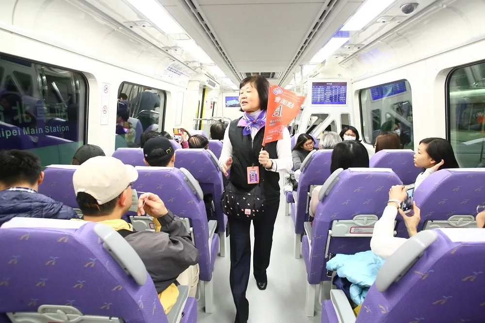 機捷首發團140人直達北車　見證歷史性一刻