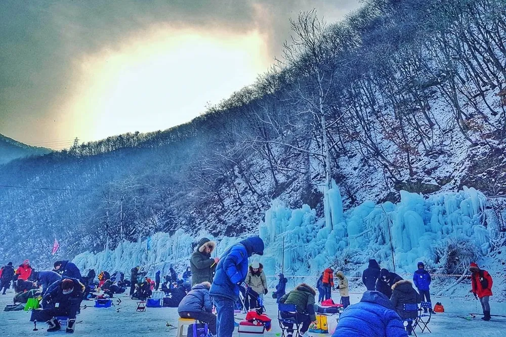 韓國人年節都去那？　風靡老少的雪白冰釣勝地