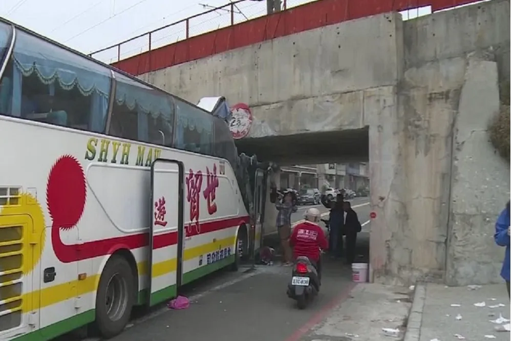 陸客團遊覽車又闖禍　疑駕駛恍神自撞橋墩釀21輕重傷