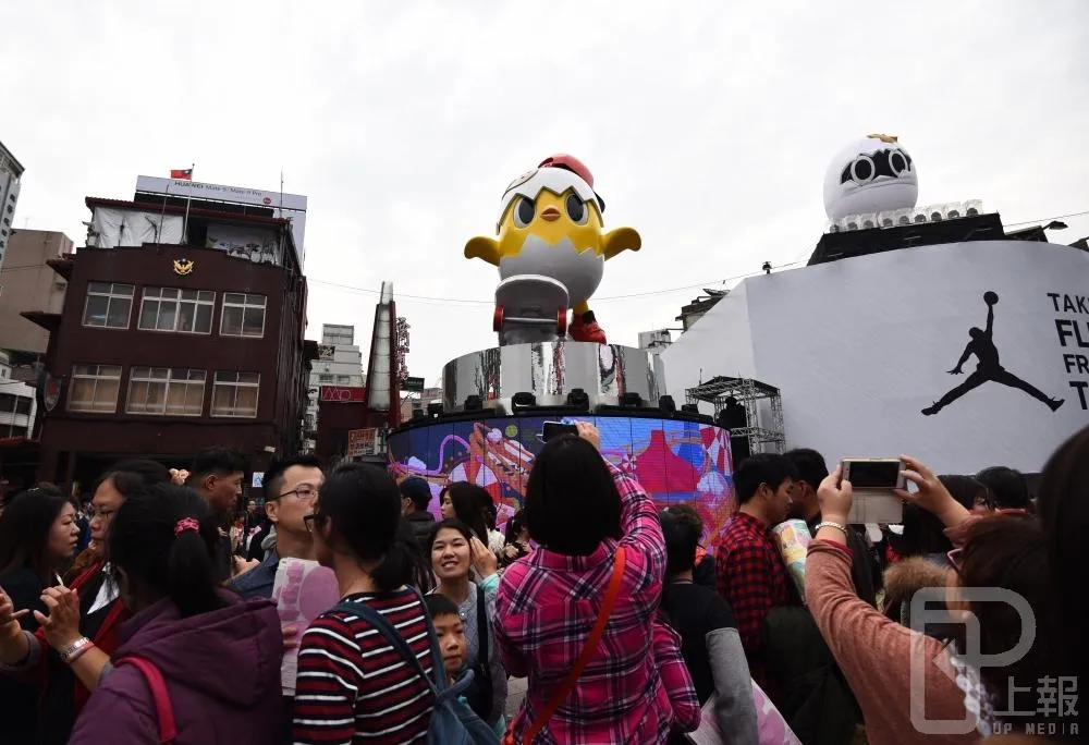 「小奇雞」重現天日、電音舞團助陣　估30萬人湧燈節