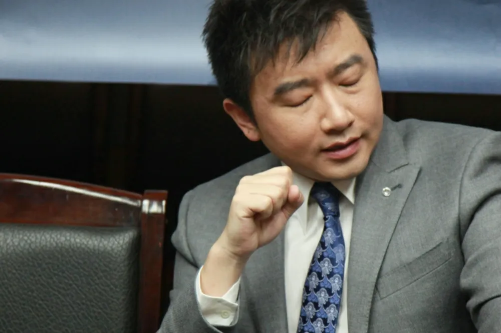 洩漏習近平家族斂財惹禍？　央視帥氣主播芮成鋼遭判刑6年