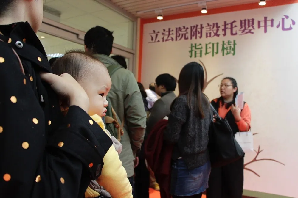解救育嬰沙漠！立院托嬰中心首日招生18人報名　準爸爸林昶佐也登記