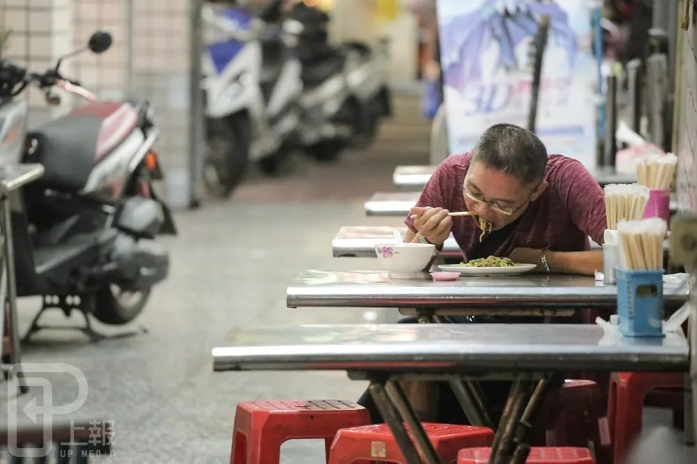 餐餐都是老外　外食費月增率創21個月新高