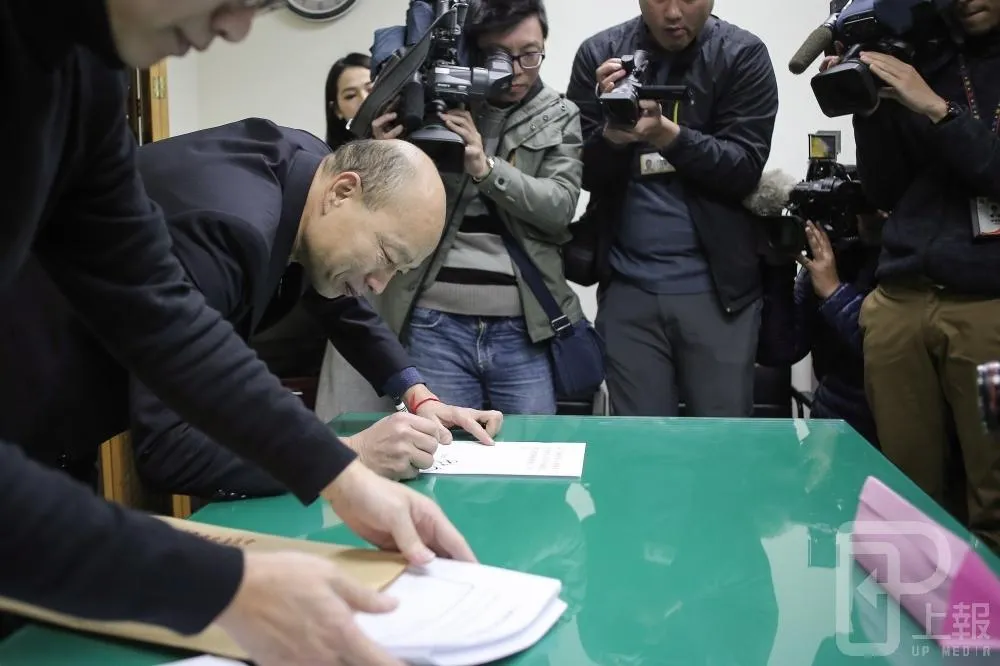 藍黨魁之爭代理人應戰　只有韓國瑜親領連署表