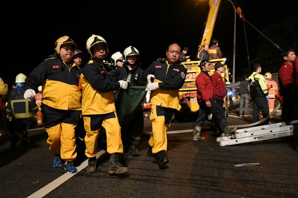 【國五翻車33死】彎道限速40　司機竟飆60公里未減速
