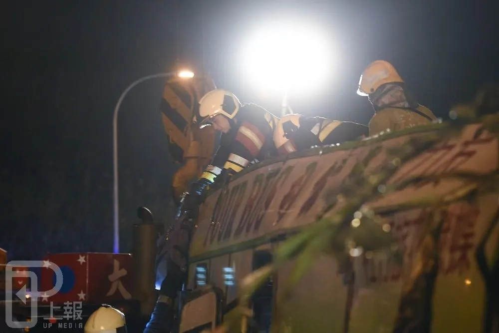 【國五翻車33死】睡夢中聽見「碰的一聲」... 　幸運獲救夫妻生命跡象穩定