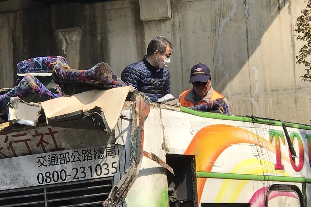 【國五翻車33死】釀禍主因是違規超速或疲勞駕駛　檢警要究責