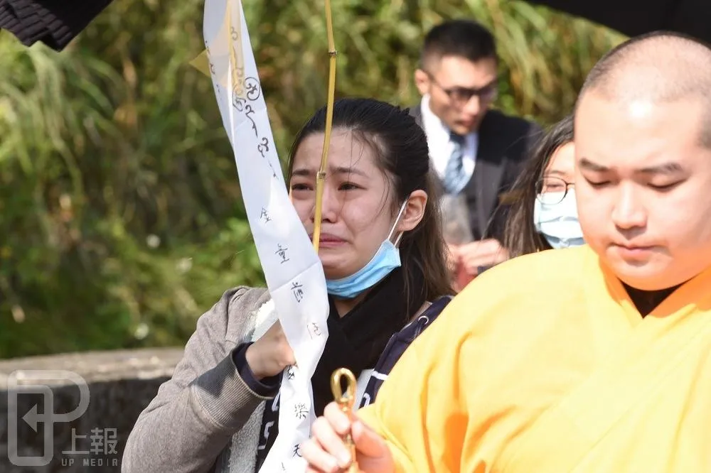 【國五翻車33死】回家了…聲聲喚　招魂現場哀戚