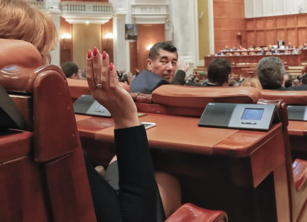 抗議人潮不退　羅馬尼亞國會同意舉行反貪腐公投