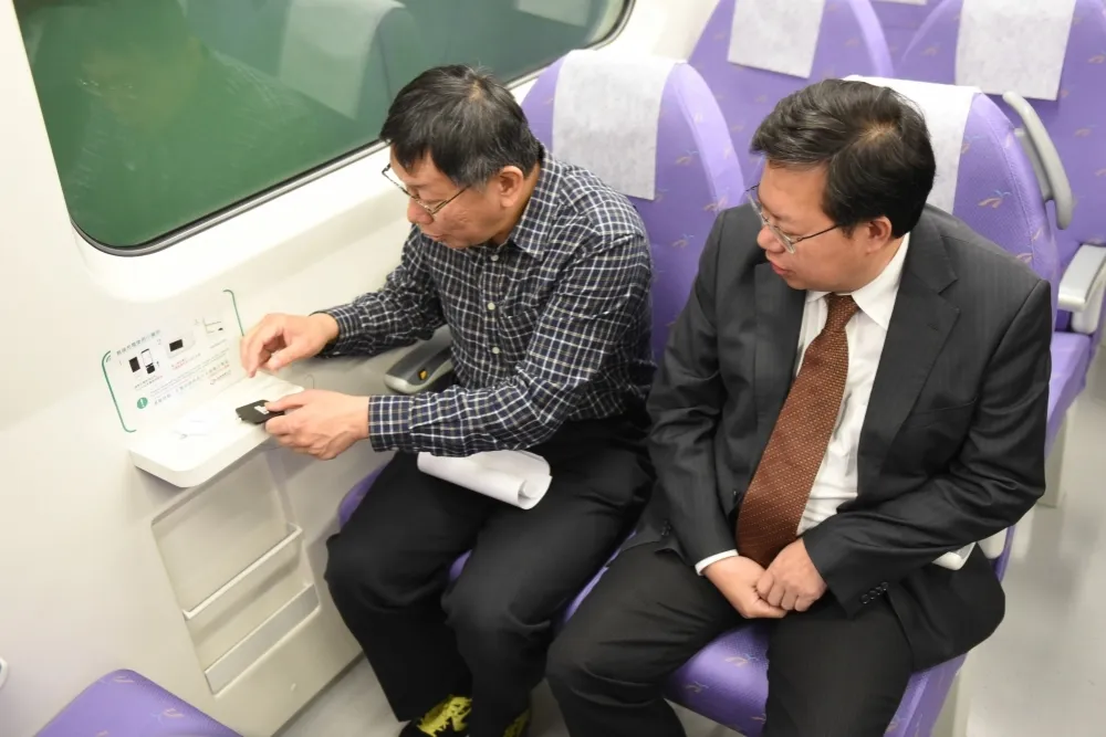 好奇寶寶柯文哲試乘機捷　猛把玩無線充電座