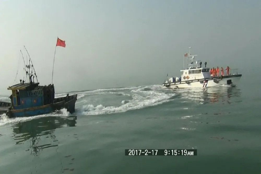 【越界捕魚】陸漁船甩尾撞海巡艇　我方丟催淚彈夾擊