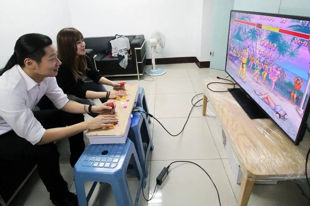 瘋玩中國盜版遊戲機「月光寶盒」　林昶佐喊冤：基層朋友邀同樂