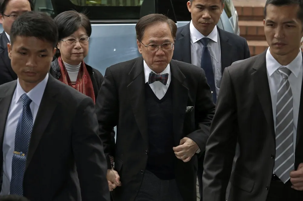 【更新】香港前特首曾蔭權遭收押　宣稱身體不適後送醫治療