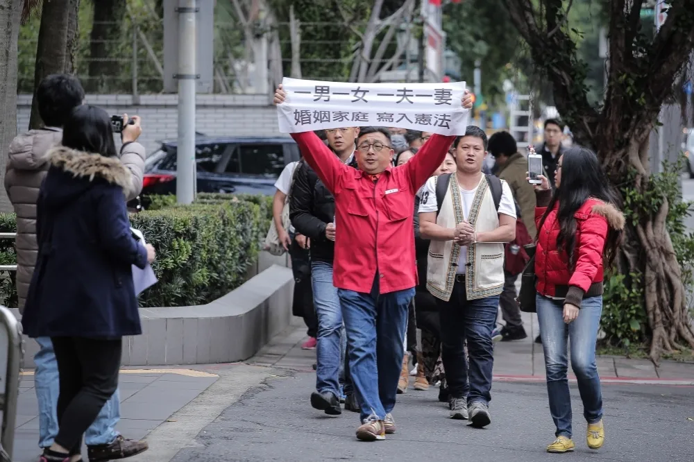 「陽春麵素人大會師」遇雨延期　反同方：這就是父母心