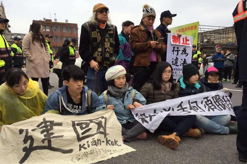 【去蔣化風潮】沒拉倒蔣公銅像　蔡丁貴反占車道癱瘓交通
