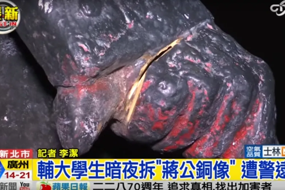 【更新】夜半斷開蔣介石遭警上銬　輔大：尊重學生不提告