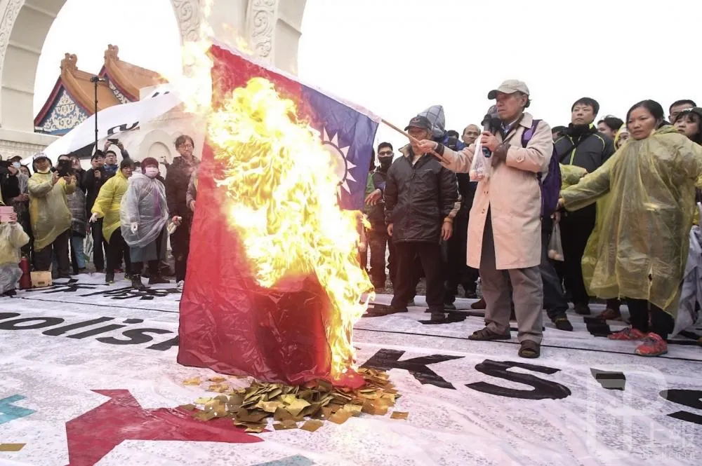 【更新】蔡丁貴率百人衝中正紀念堂　燒國旗、丟雞蛋