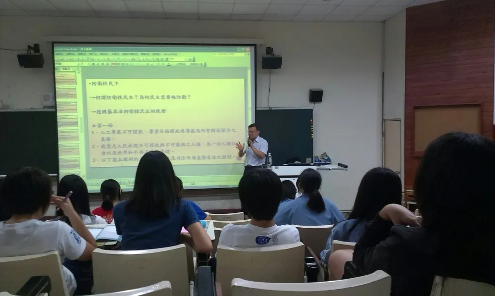 南蠻：義務教育也應該落實轉型正義