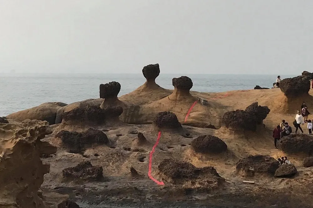 突兀紅漆畫警戒線　野柳被批自毀風景