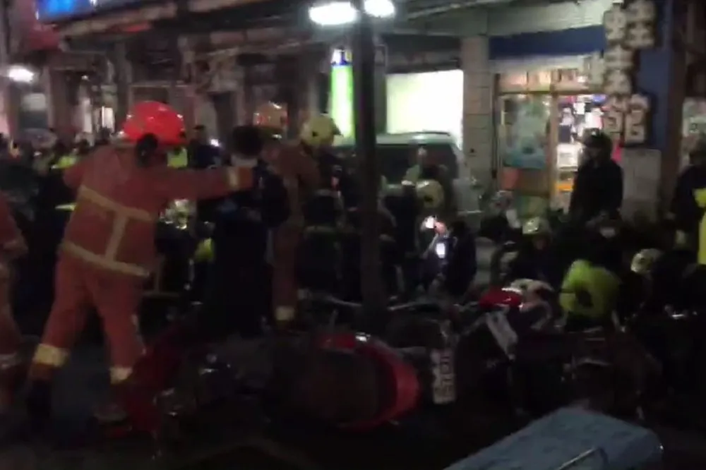 酒駕又一樁！　汽車暴衝機車待轉區肇1死3重傷9輕傷