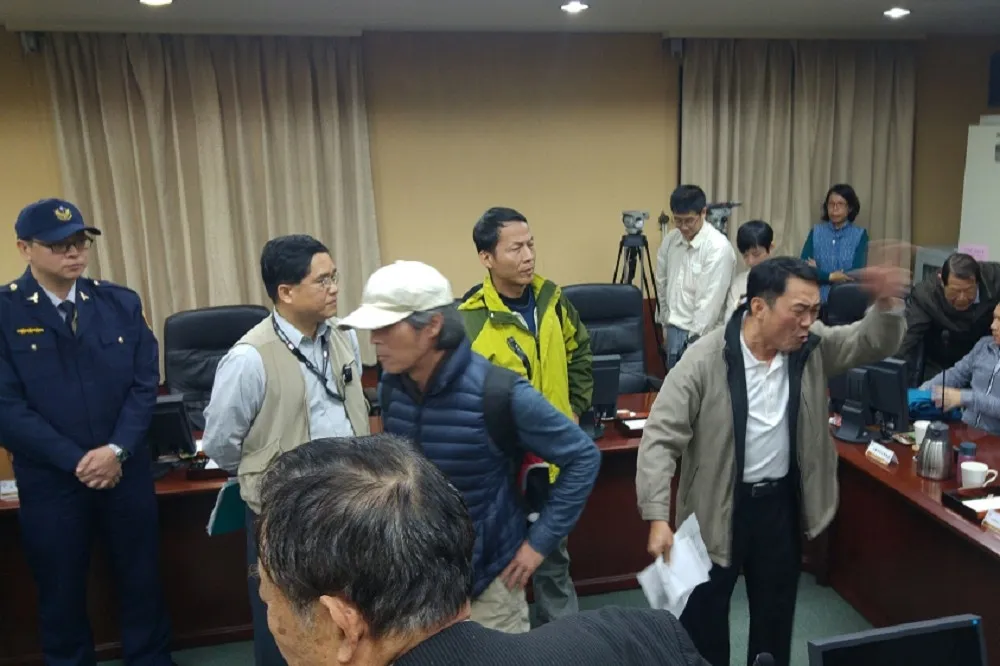 退伍軍人鬧年改會公聽會　李逸洋宣布休息