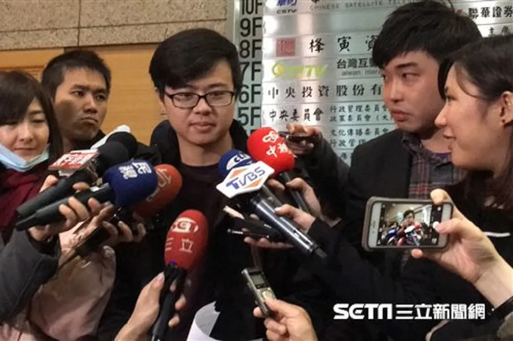 你累了嗎？小編雙雙出槌　小英誤按讚、柱柱姐罵老母雞