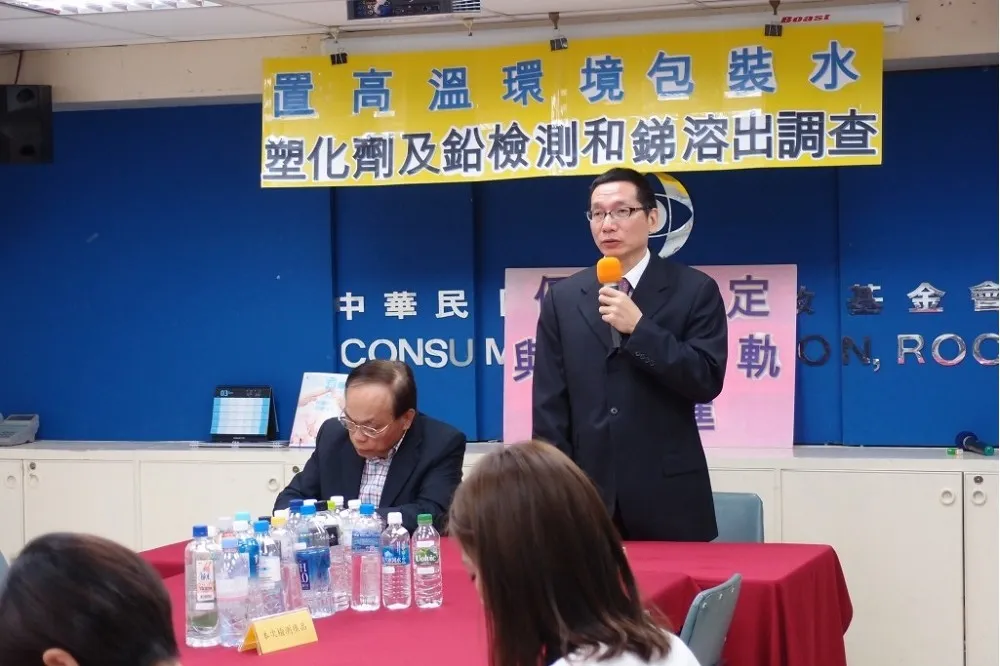 夏天車內包裝水恐釋出塑化劑　消基會：政府應訂定規範