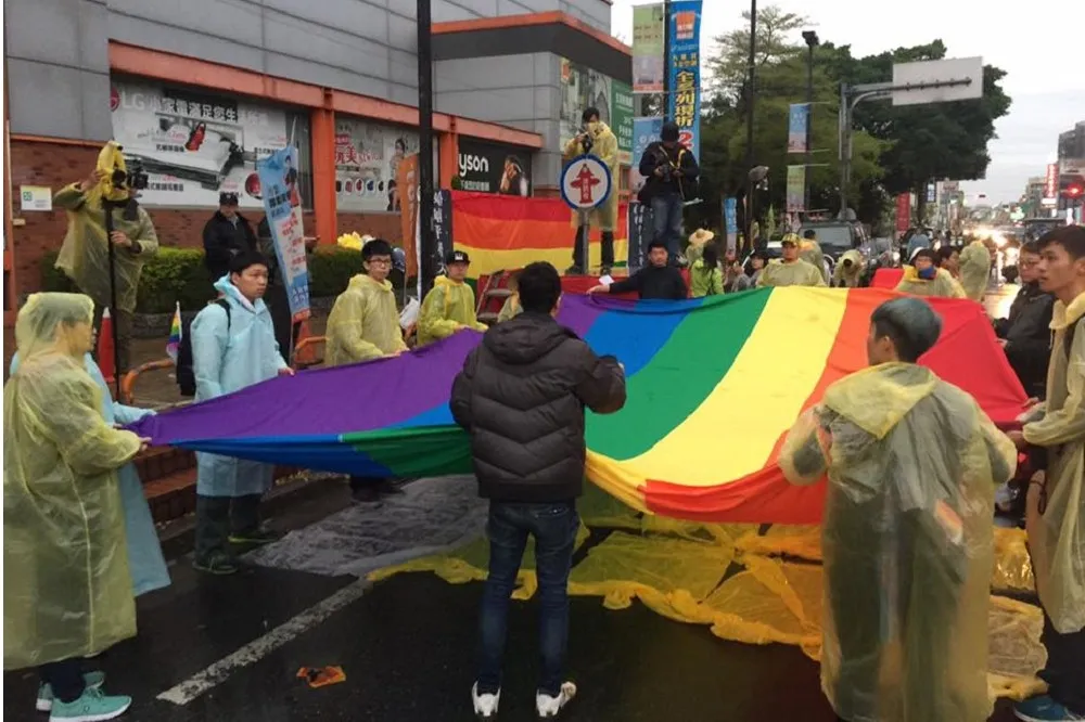 「媽祖的愛不分異同」　同志團體接駕大甲媽祖