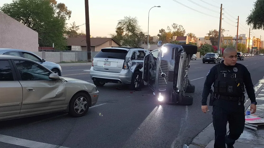 UBER無人車發生翻車意外　測試計畫緊急喊卡
