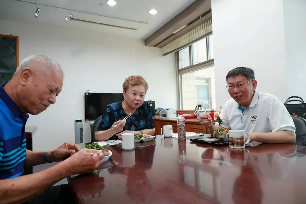 再忙也要一起吃頓飯　柯P和爸媽便當約會