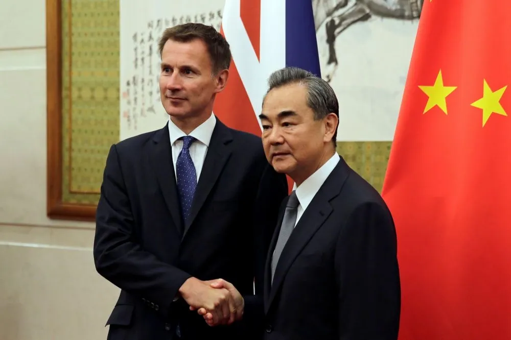 確定是中國女婿？　英國新外相對中國官員口誤「我的妻子是日本人」