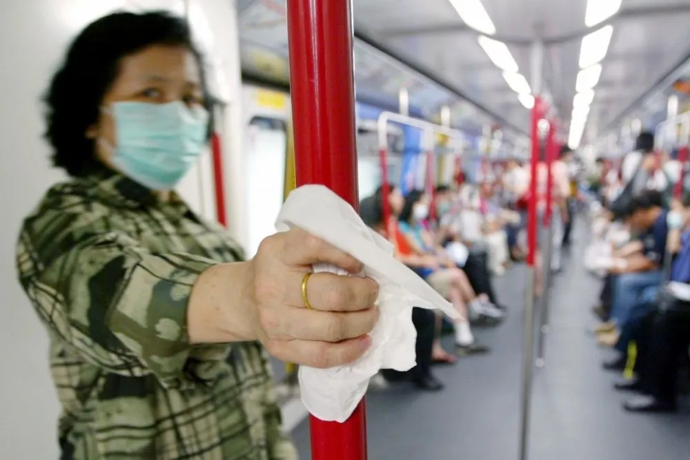 中國學生地鐵內任意大便　香港民眾怒斥：這裡不是內地