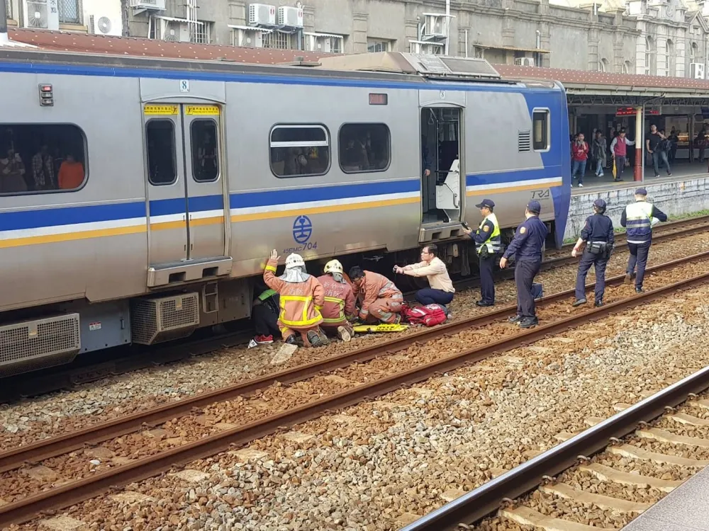 台鐵首輛電聯車28日發生冒煙意外　從英國少女、貴婦今變阿婆待報廢