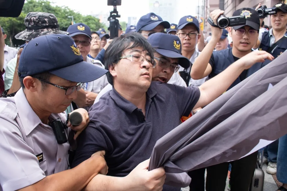屏東反迫遷團體北上抗議　控蔡英文實踐「假的土地正義」
