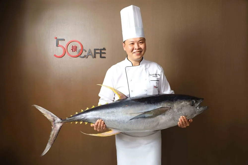 全國最高自助餐廳「50樓Café」夏日新菜色　現撈整隻黃鰭鮪魚現切現吃
