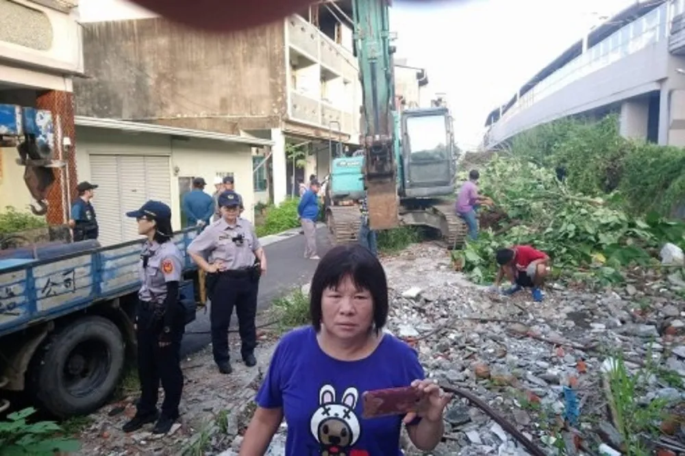 【屏東公勇路拓寬案】反拆戶出庭泣訴請求裁定停止執行　蔣月惠到場聲援
