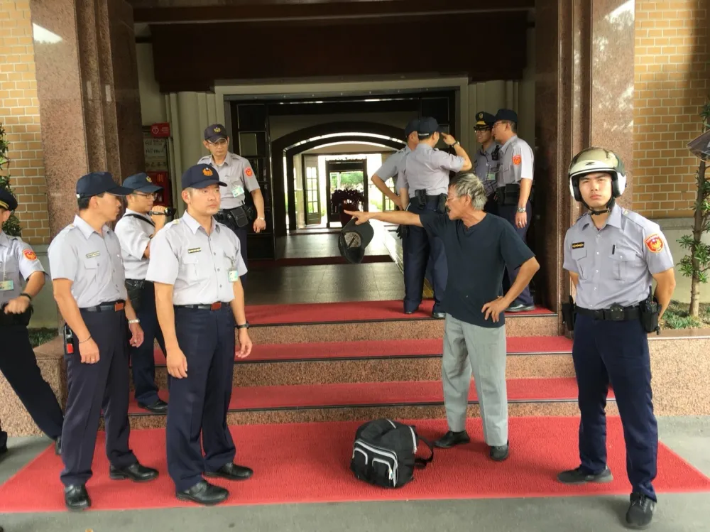 【快訊】立法院驚魂！　中年男子持不明液體闖入遭制伏
