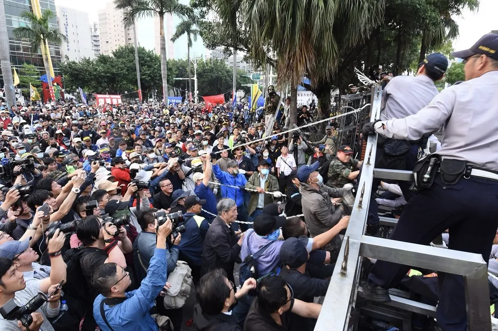 李濠仲專欄：那群與民進黨結下樑子的軍公教