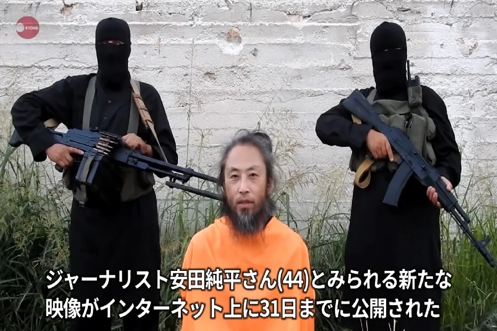 遭恐怖分子挾持影片流出　日本失蹤3年記者安田純平跪地求救