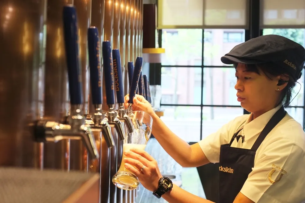 【有片】不用飛去德國也能喝到12款經典啤酒　BUCKSKIN BEERHOUSE 柏克金啤酒餐廳