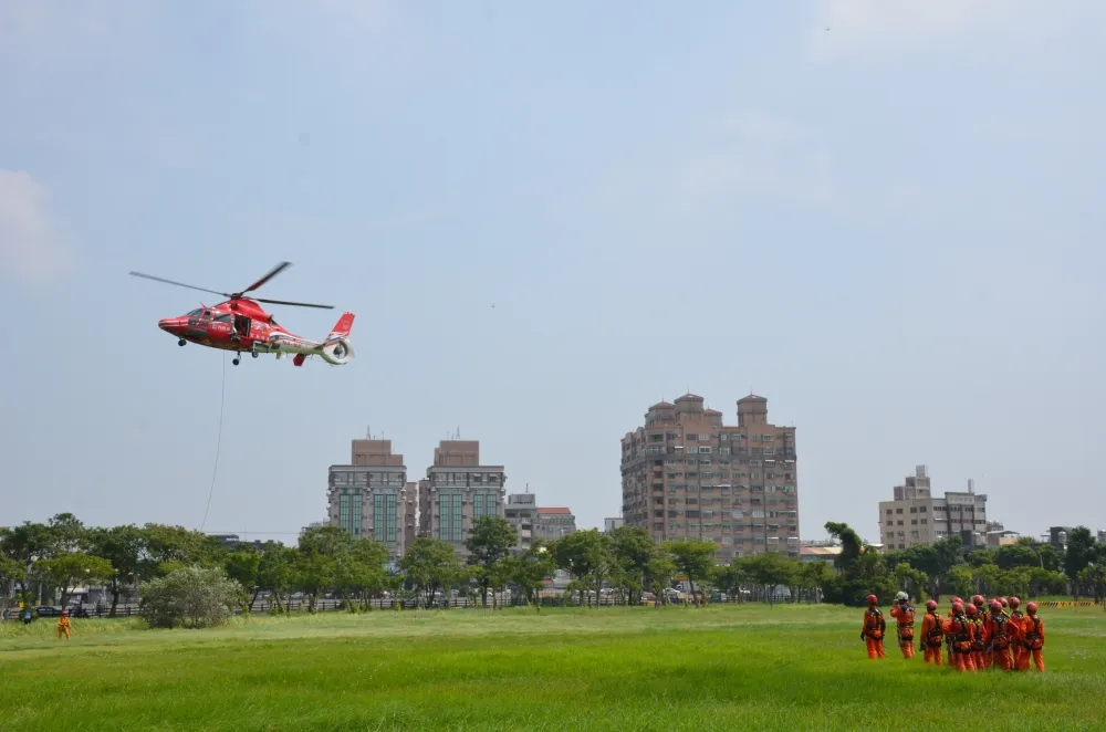 【獨家】全球首例　黑鷹救難直升機水袋竟弄傷機腹