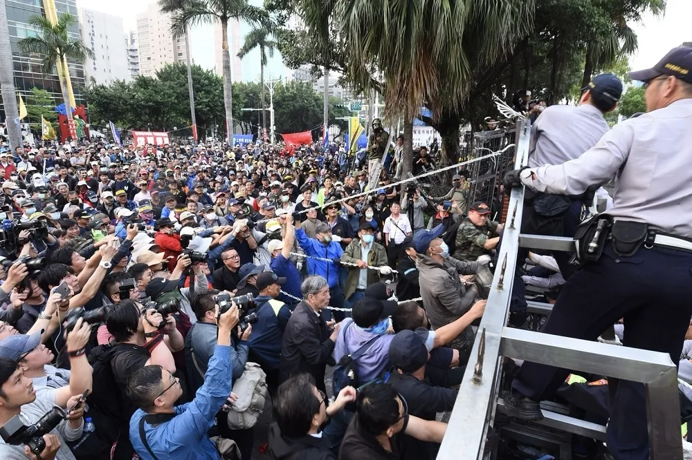 社評：尾巴搖狗　國民黨對反年改的情義相挺
