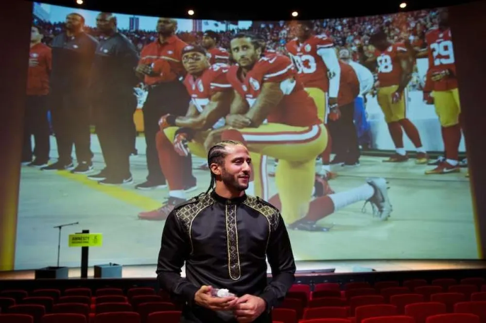昔下跪抗議美國種族歧視遭封殺　NFL前球星獲頒「良心大使獎」