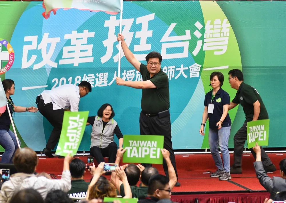 授旗姚文智意外跌坐舞台　蔡英文：我們最喜歡的國家就是台灣