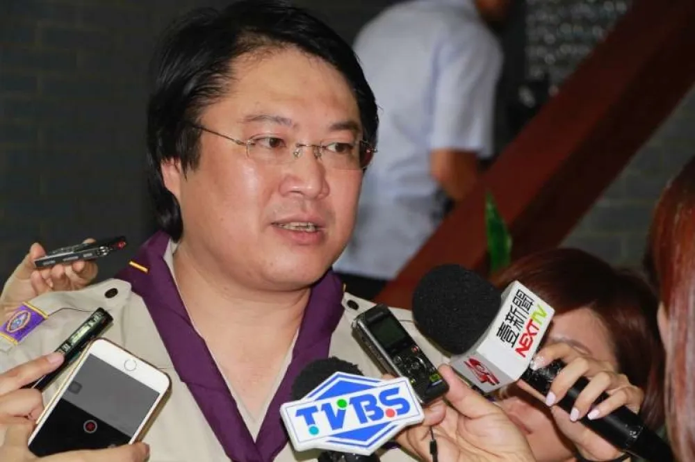 【颱風假不同調】林右昌酸朱立倫　人在國外「怕被罵，才放假」