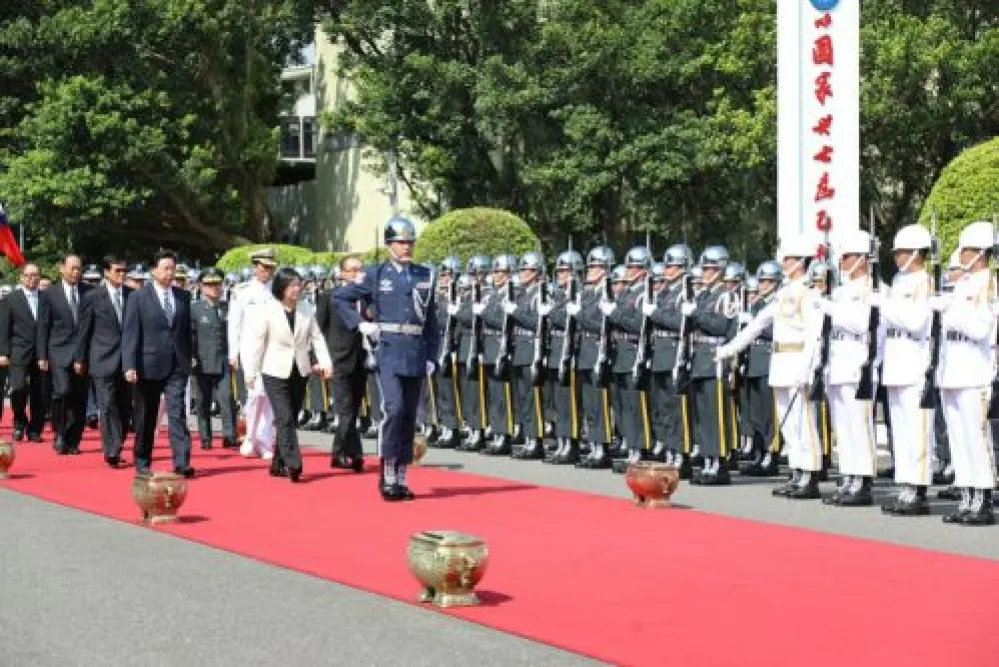 畢典致詞不忘談年改　小英向年輕軍士官喊話：我會照顧大家
