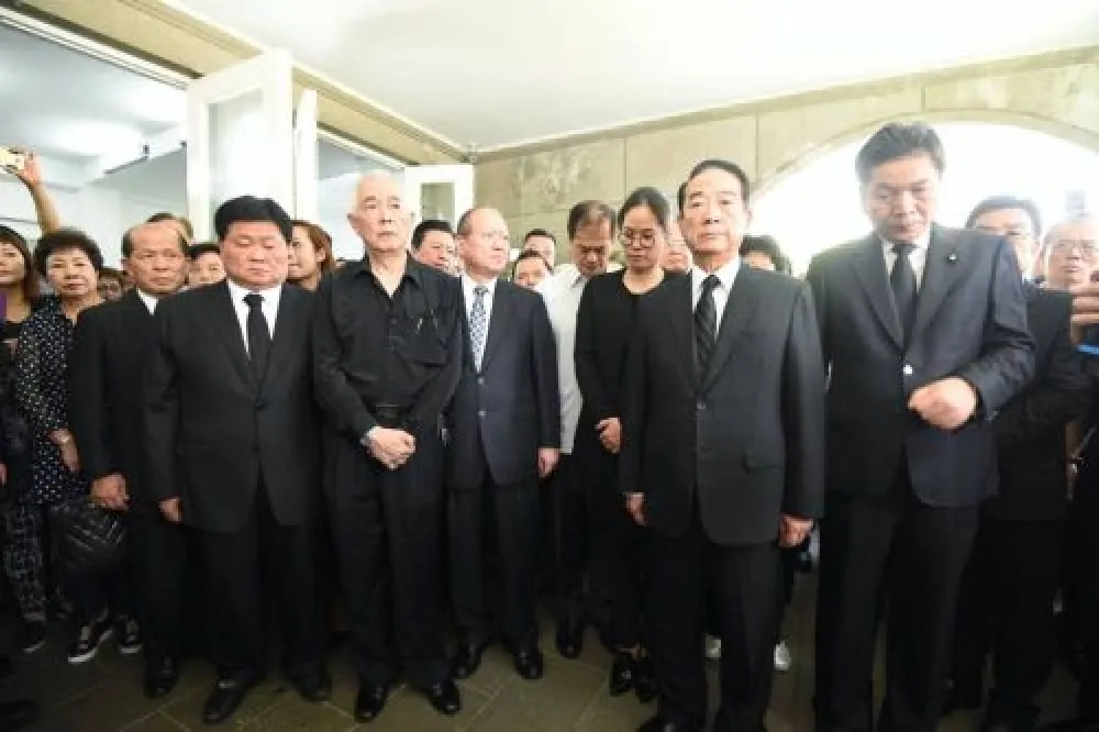 清真寺內默禱致意　宋楚瑜淚送劉文雄