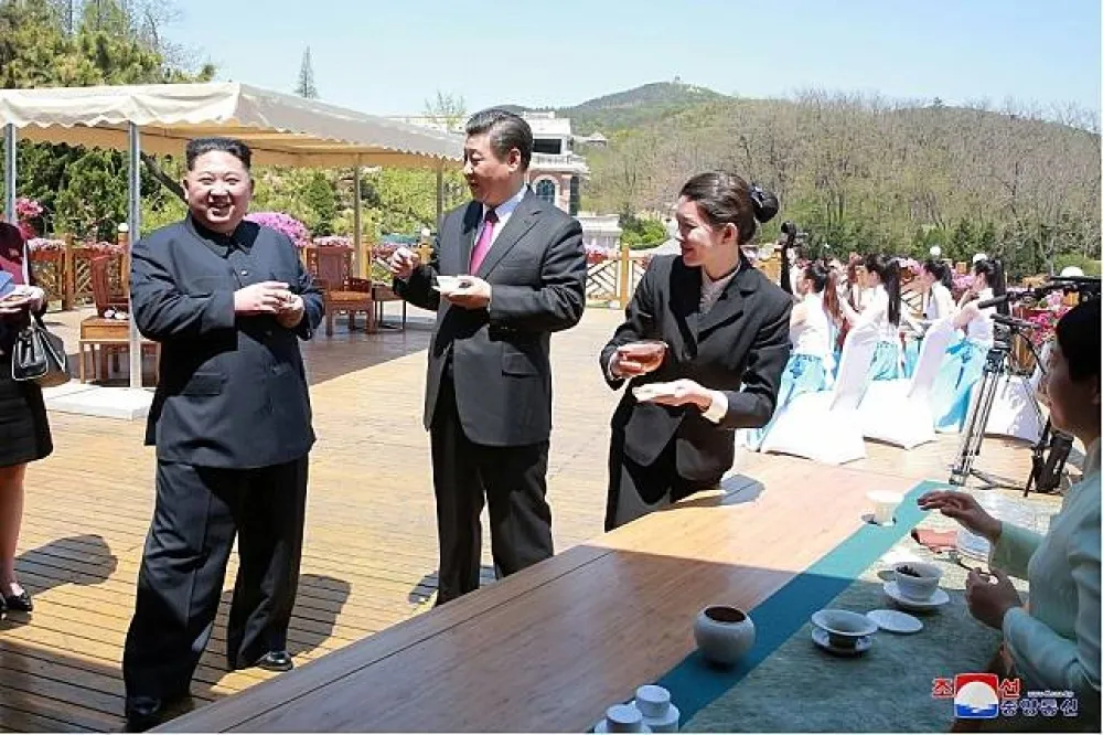 金正恩善用散步外交策略　防竊聽、不想被看透、不被讀唇語